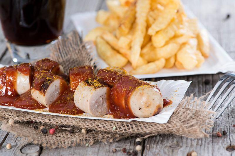 Portion frisch zubereitete Currywurst mit Pommes Frites – @shutterstock | HandmadePictures