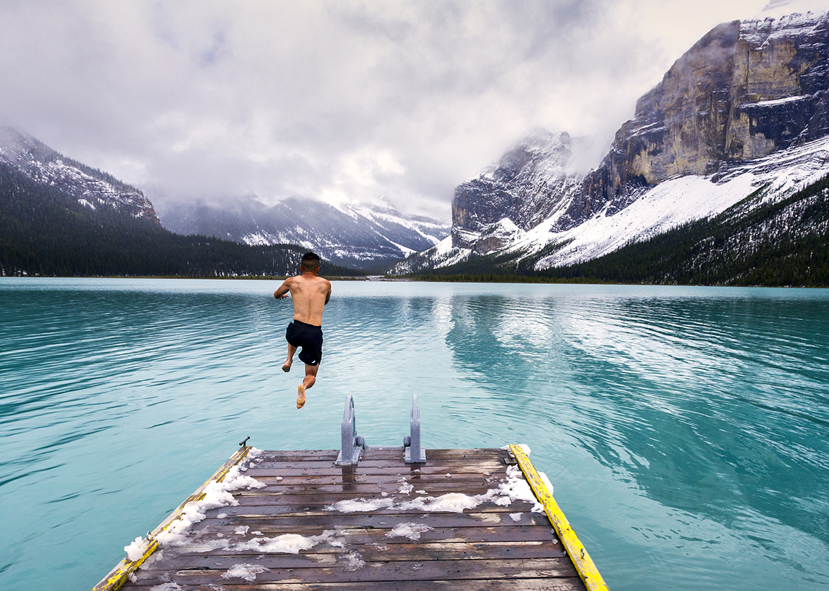 Ein kalter Wassersprung ist gut für die Gesundheit - Bild: Adam Zihla|Shutterstock.com
